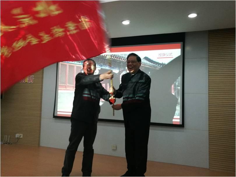 北京大学南京校友会任彦申会长向杨群分会会长授予了南京地学分会会旗.jpg 北京大学南京校友会任彦申会长向杨群分会会长授予了南京地学分会会旗.jpg